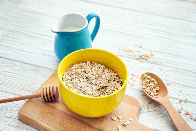 Nahrhafte Haferflocken zum Frühstück auf Holztisch