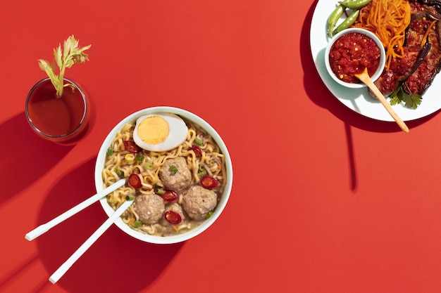 Foto nahrhafte mahlzeit mit sambal-arrangement