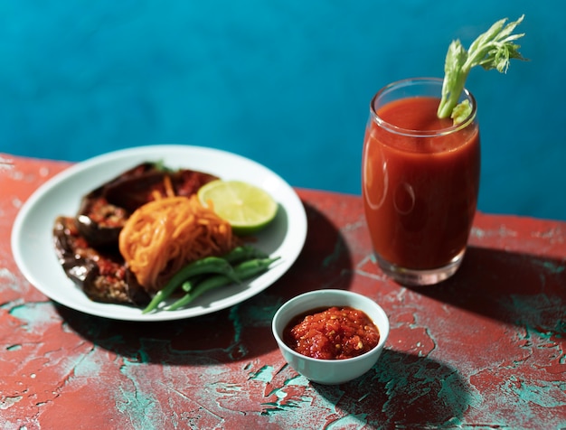 Foto nahrhafte mahlzeit mit sambal-sortiment