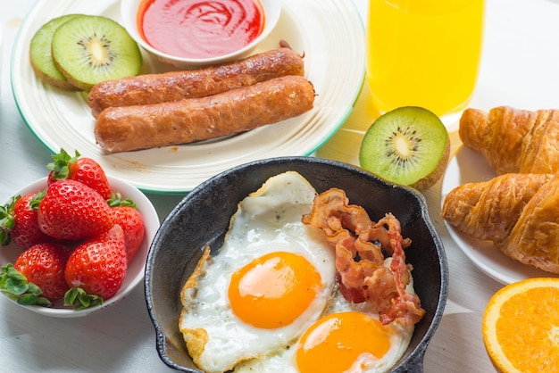 Nahrhaftes Frühstück, Erdbeere, Brot, Kaffee Orangensaft, Wurst, Ei