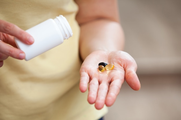 Nahrungsergänzungsmittel in der handfläche