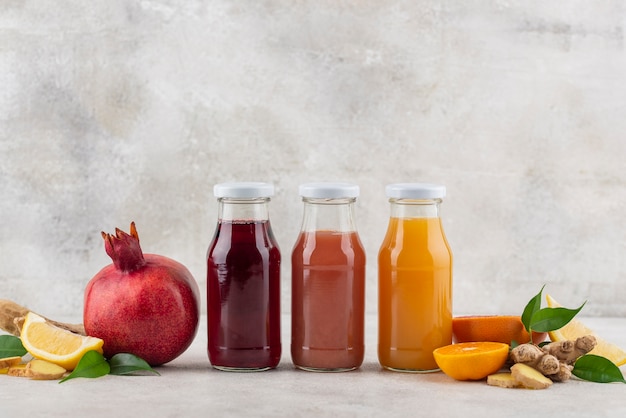 Nahrungsmittel und Saft mit Zitrusfrüchten und Ingwer, die die Immunität stärken