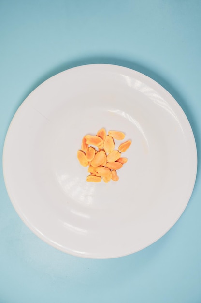 Foto nahrungsmittelkrise konzept kleine menge bohnen im gericht unzureichende nahrung für das leben