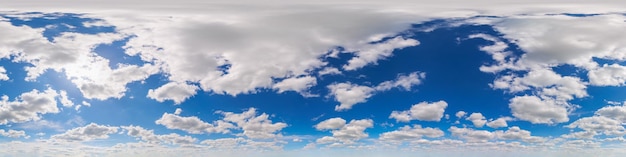 Nahtlose 360-Grad-Winkelansicht blauer Himmel mit Wolken mit Zenit in äquirechteckiger Projektion der oberen Hälfte der Kugel