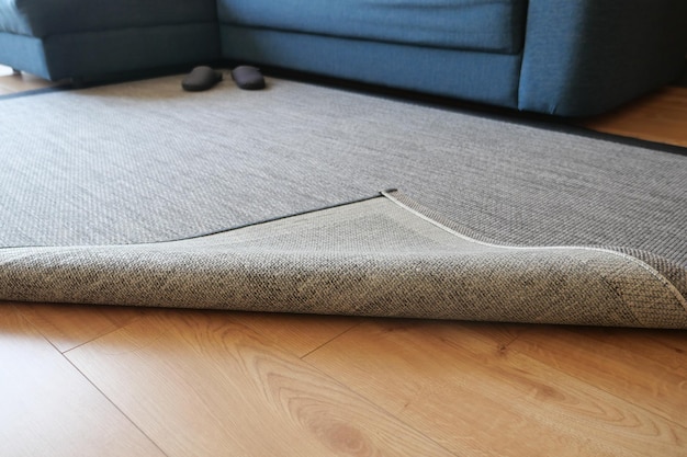 Nahtloser grauer Teppichtexturhintergrund auf Holzboden mit Kopierraum