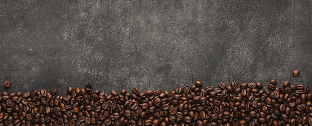 Nahtloser Kaffeebohnenrahmen auf grauem Steinhintergrund