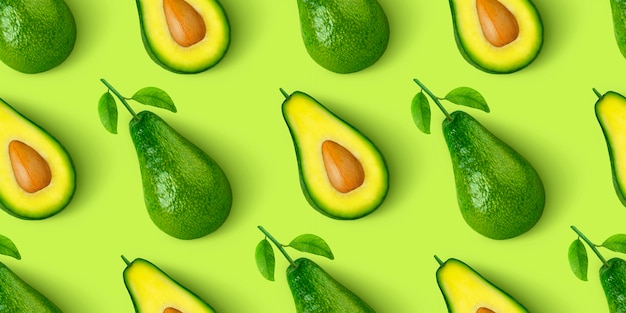 Nahtloses Muster der Avocado lokalisiert auf grünem Hintergrund