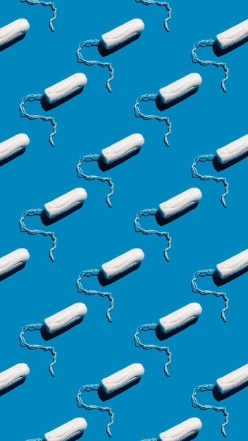 Nahtloses Muster von Baumwolltampons auf einem blauen soliden Hintergrund Damenhygienepflege