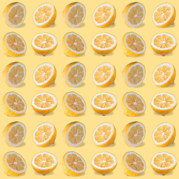 Nahtloses Muster von Zitronenscheiben mit Schatten auf gelbem Hintergrund