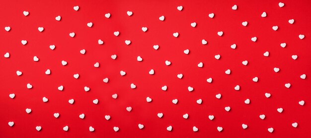 Nahtloses Muster Weiße Herzen auf rotem Hintergrund Ansicht von oben Valentinstag Liebe Datum romantisches Konzept Banner