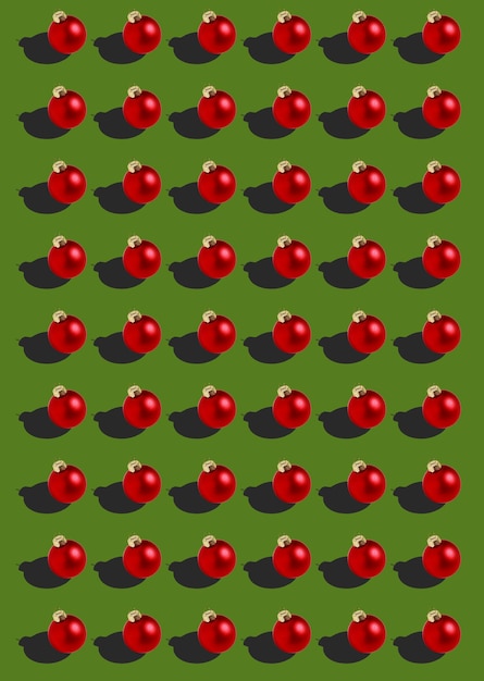 nahtloses rotes Weihnachtskugelmuster auf grünem Hintergrund