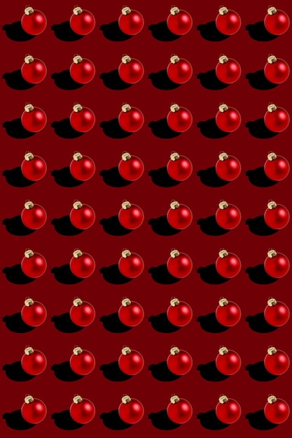 nahtloses rotes Weihnachtskugelmuster auf rotem Hintergrund