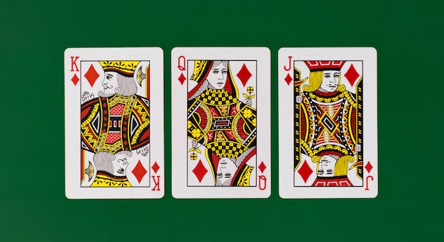 Naipes king queen jack con fondo verde claro casino poker