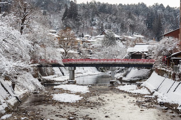 Nakabashi bridge com queda de neve e rio miyakawa na temporada de inverno