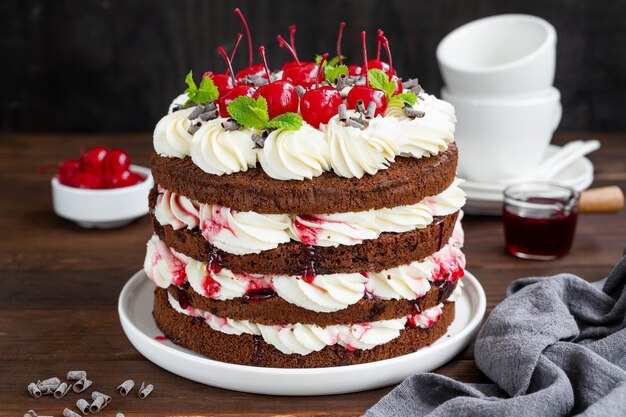 Bolo de Decoração Masculino Gordo com Chantilly e Colocando Cereja no Topo,  Banco de Video - Envato Elements