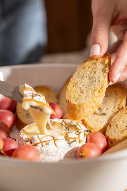 Naked Brie-Käse mit Brot essen