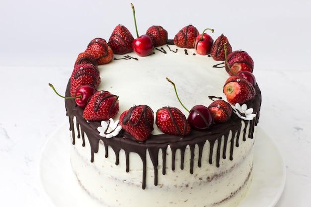 Naked Cake com gotas de chocolate morangos e cerejas