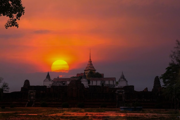 Nakhon Luang Prasat Nakhon Luang se encuentra en el subdistrito de Nakhon Luang Distrito de Nakhon Luang Phra Nakhon Si Provincia de Ayutthaya antigua puesta de sol