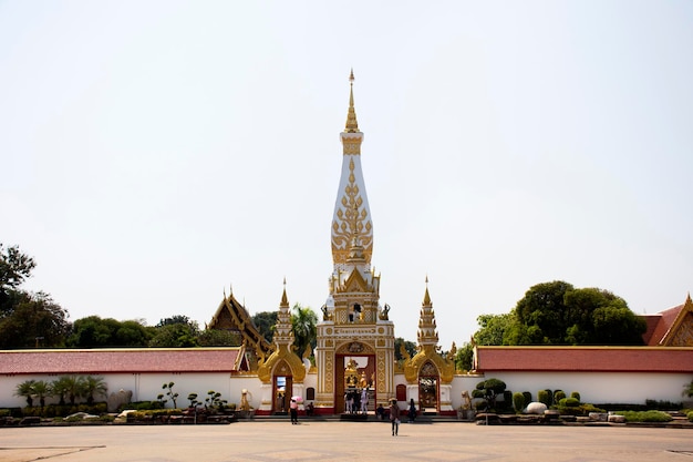 NAKHON PHANOM TAILÂNDIA 2 DE OUTUBRO Pagoda ou Stupa de Wat Phra That Phanom templo para viajantes estrangeiros e tailandeses visitam e respeitam rezando em 2 de outubro de 2019 em Nakhon Phanom Tailândia