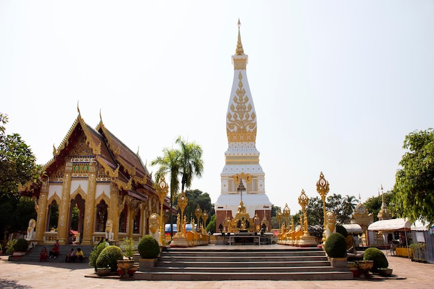 NAKHON PHANOM TAILÂNDIA 2 DE OUTUBRO Pagoda ou Stupa de Wat Phra That Phanom templo para viajantes estrangeiros e tailandeses visitam e respeitam rezando em 2 de outubro de 2019 em Nakhon Phanom Tailândia