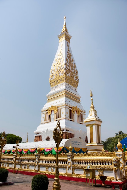 NAKHON PHANOM TAILANDIA 2 DE OCTUBRE Pagoda o Stupa del templo Wat Phra That Phanom para viajeros extranjeros y tailandeses que viajan visitan y respetan la oración el 2 de octubre de 2019 en Nakhon Phanom Tailandia