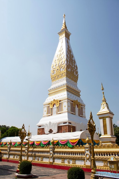 NAKHON PHANOM TAILANDIA 2 DE OCTUBRE Pagoda o Stupa del templo Wat Phra That Phanom para viajeros extranjeros y tailandeses que viajan visitan y respetan la oración el 2 de octubre de 2019 en Nakhon Phanom Tailandia