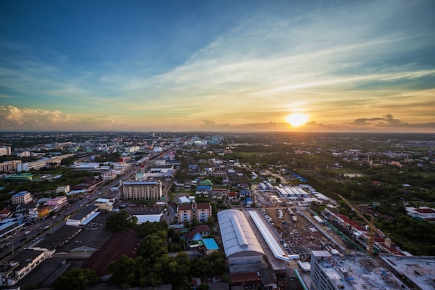 Nakhon Ratchasima cidade ao pôr do sol, Tailândia