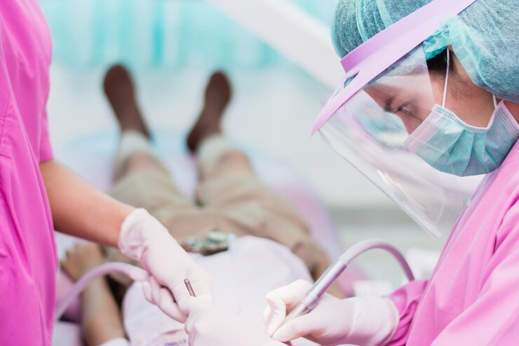 Foto nakhonsawan, tailândia: 2 de março de 2018, assistente de dentista e dentista verificação de dentes para crianças em s