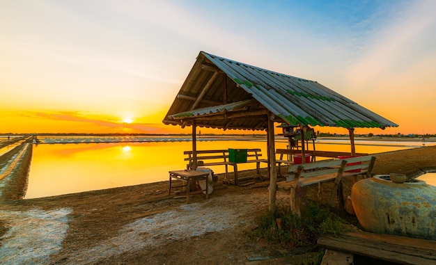 Naklua en Tailandia Cultivo de sal al atardecer Naklua en las provincias costeras de Phetchaburi en Tailandia