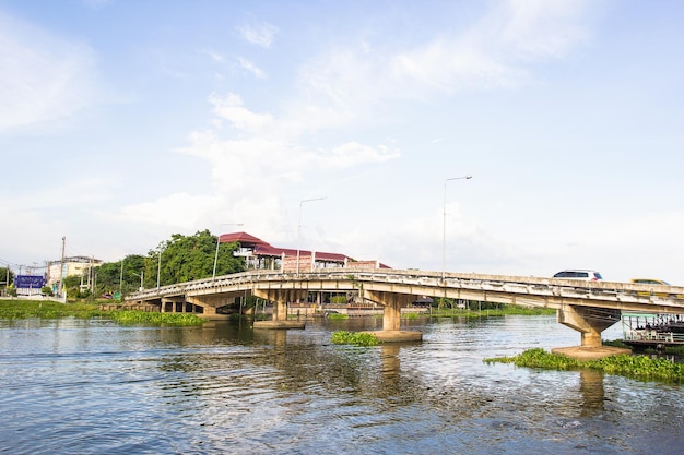 NAKORN PATHOM TAILÂNDIA 17 de julho de 2016 ponte sobre o rio Nakorn Chaisri localizado na província de Nakorn Pathom