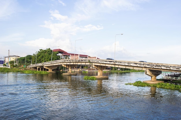 NAKORN PATHOM TAILÂNDIA 17 de julho de 2016 ponte sobre o rio Nakorn Chaisri localizado na província de Nakorn Pathom