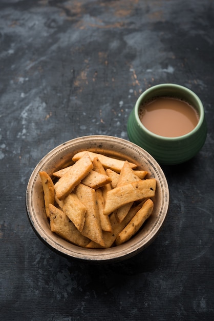 Namakpare oder Salty Shakarpara, Shakarpare oder Namkeen Shankarpali, beliebtes Diwali-Essen oder Snack zur Teezeit aus Gujarat, Indien