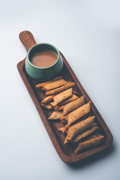 Namakpare oder Salty Shakarpara, Shakarpare oder Namkeen Shankarpali, beliebtes Diwali-Essen oder Snack zur Teezeit aus Gujarat, Indien