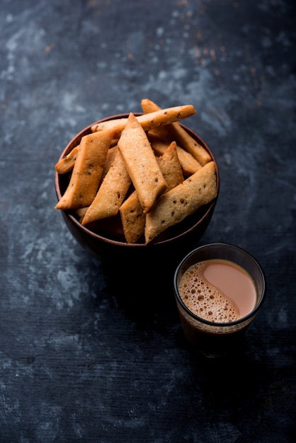 Namakpare oder Salty Shakarpara, Shakarpare oder Namkeen Shankarpali, beliebtes Diwali-Essen oder Snack zur Teezeit aus Gujarat, Indien