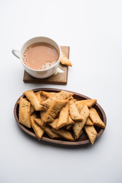 Namakpare oder Salty Shakarpara, Shakarpare oder Namkeen Shankarpali, beliebtes Diwali-Essen oder Snack zur Teezeit aus Gujarat, Indien