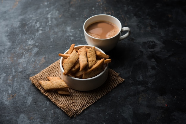 Namakpare ou Salty Shakarpara, shakarpare ou namkeen Shankarpali, comida diwali popular ou lanche da hora do chá de Gujarat, Índia