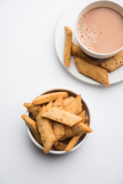 Namakpare ou Salty Shakarpara, shakarpare ou namkeen Shankarpali, comida diwali popular ou lanche da hora do chá de Gujarat, Índia