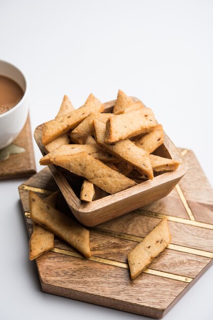 Namakpare ou Salty Shakarpara, shakarpare ou namkeen Shankarpali, comida diwali popular ou lanche da hora do chá de Gujarat, Índia