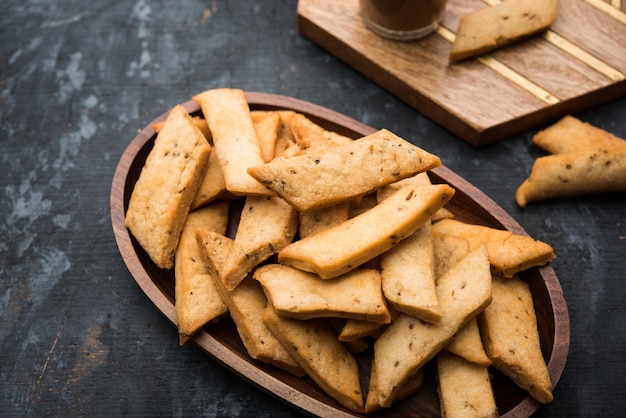 Namakpare ou Salty Shakarpara, shakarpare ou namkeen Shankarpali, comida diwali popular ou lanche da hora do chá de Gujarat, Índia