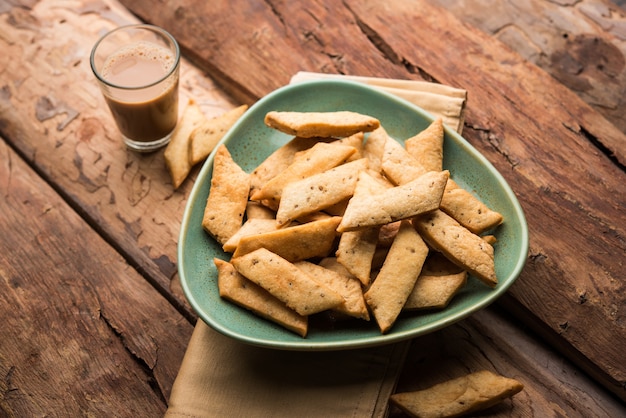 Namakpare ou Salty Shakarpara, shakarpare ou namkeen Shankarpali, comida diwali popular ou lanche da hora do chá de Gujarat, Índia