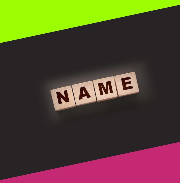 Namenswort mit Holzblock auf schwarzer Tafel Geschäfts- oder persönliches Markenkonzept