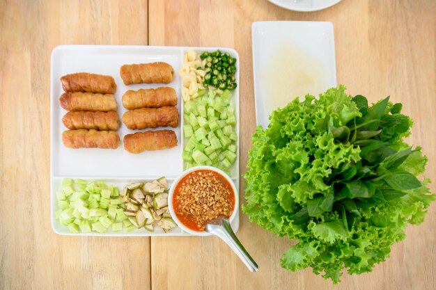 NamNeaung de comida vietnamita con rollo de verduras y salsa de cerdo