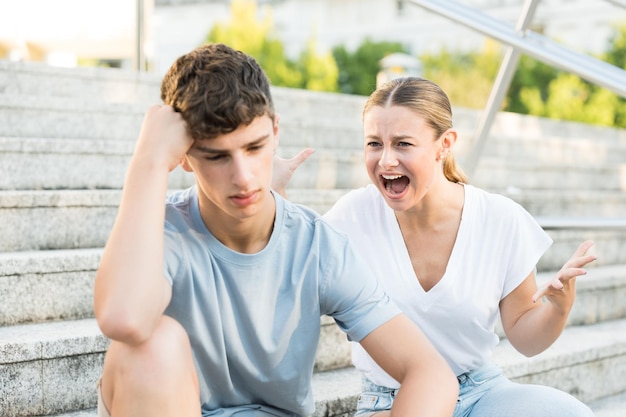 Namorada adolescente tóxica gritando com namorado