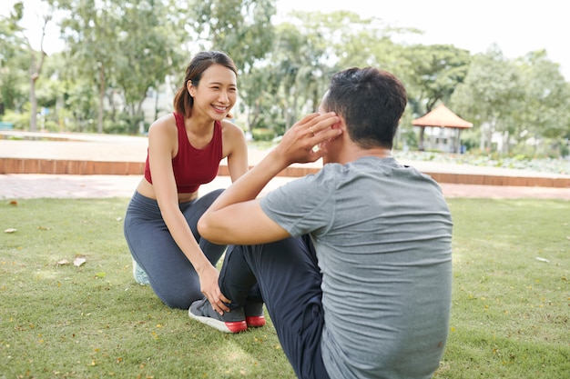 Namorada, ajudando com exercícios abdominais