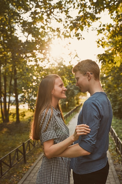 Namorada e namorado estão se olhando no parque, conceito de amor e felicidade