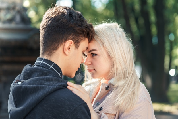 Namorada e namorado estão se olhando no parque, conceito de amor e felicidade