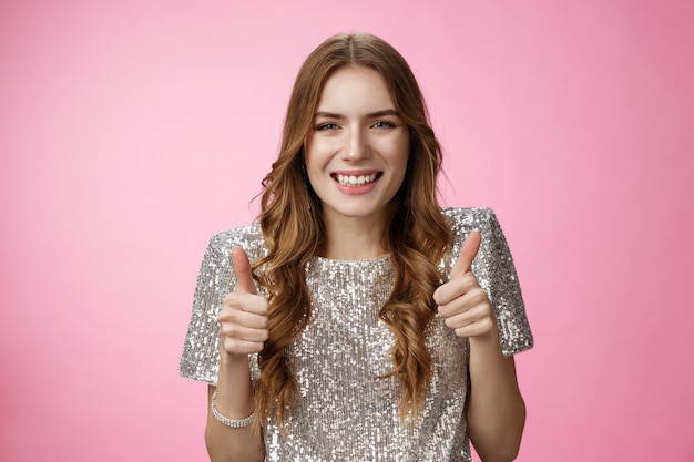 Namorada feminina atraente, satisfeita e apoiadora, mostre o polegar para cima, torcendo por você, goste de aprovar awes ...