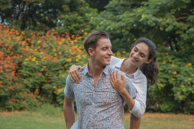 Namorada volta do namorado. Casal relaxando no jardim