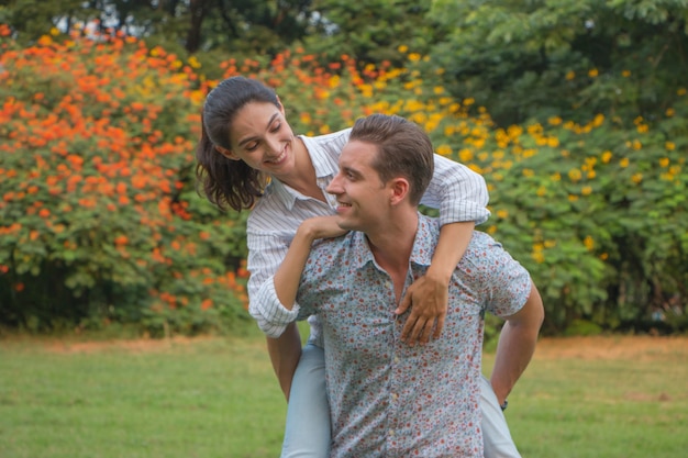 Namorada volta do namorado. Casal relaxando no jardim