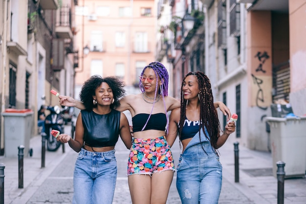 Foto namoradas afro-americanas juntos rindo no horário de verão